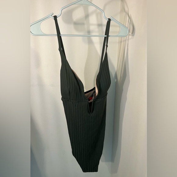 NWT Shade and Shore Women's Cheeky One Piece Swimsuit in Olive Green SIze XL - Picture 3 of 6